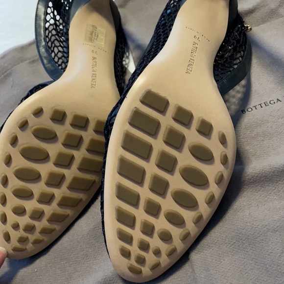 BOTTEGA VENETA Chain-embellished macramé and leather pumps Black - Picture 11 of 16